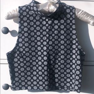 Black/white patterned cropped tank top